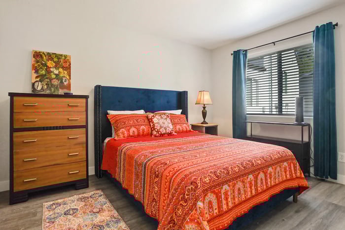 Urban Art Duplex C, 1 bdrm- Has it All! image